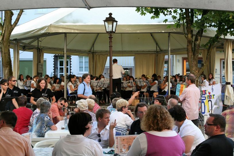 Konzerte und geselliges Beisammensein, draußen und kostenlos. Das ist der Musikalische Sommer in Neuerburg, der in diesem Jahr zum 37 . Mal seine Gäste mit Live-Musik verwöhnt. Foto: M. Brunker