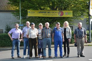 Ehrenamtler rund um den langjährigen Verkehrswacht-Vorsitzenden Otto Stollenwerk (r.) haben an der Steckenborner Kirche das »Brems Dich«-Banner aufgehangen. Seine Nachfolgerin, Margareta Ritter (2.v.r.) ist dankbar für das Engagement von Wehrleuten und Ehrenamtlern, um Unfälle auf dem Schulweg möglichst zu vermeiden.