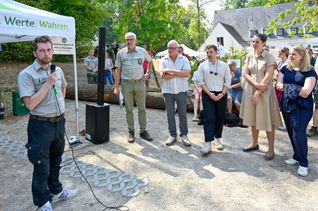 Holz mit Zukunft: Paul Mengeringhausen (Landesforsten RLP, links)
informierte beim Rundgang u.a. Staatssekretärin Dr. Kristina Brixius (Ministerium für Landwirtschaft, Weinbau, Umwelt und Forsten, 2. von rechts) beim Meulenwaldtag über das Holzaufkommen und die nachhaltige Nutzung des nachwachsenden Rohstoffs bei Landesforsten RLP. Im Mittelpunkt stand die Frage, wie viel Holz in unseren Wäldern zur Verfügung steht und wie eine nachhaltige Nutzung mit den vielfältigen Funktionen des Waldes in Einklang gebracht werden kann.