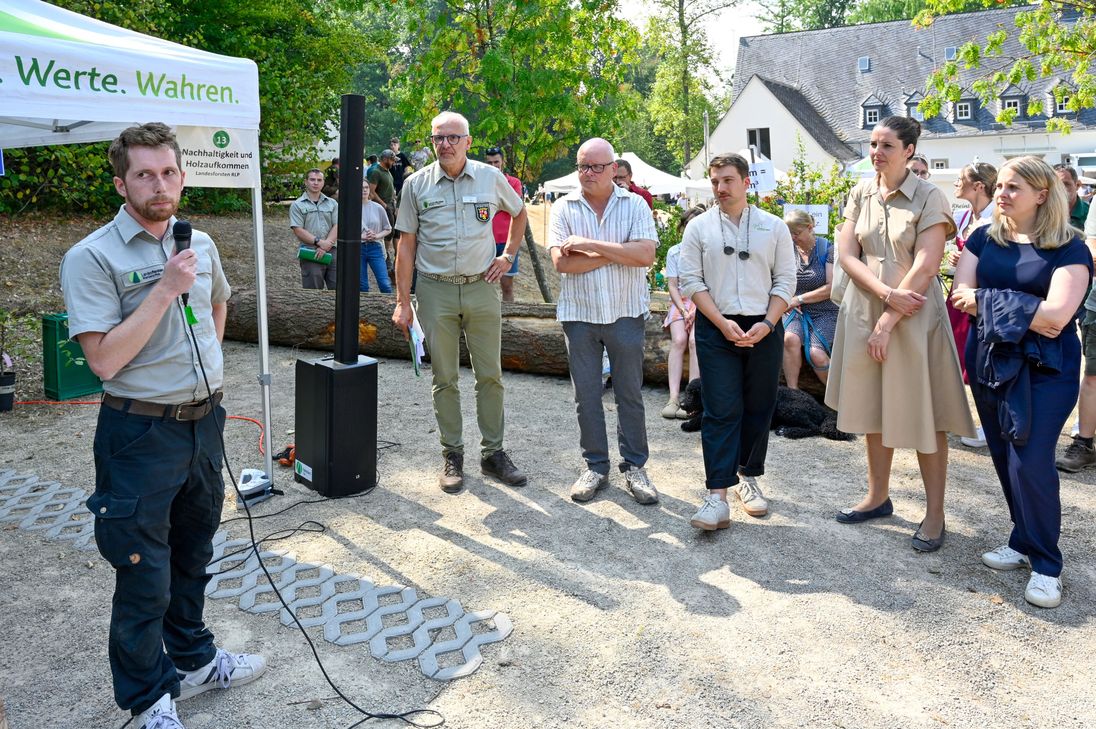 Holz mit Zukunft: Paul Mengeringhausen (Landesforsten RLP, links)
informierte beim Rundgang u.a. Staatssekretärin Dr. Kristina Brixius (Ministerium für Landwirtschaft, Weinbau, Umwelt und Forsten, 2. von rechts) beim Meulenwaldtag über das Holzaufkommen und die nachhaltige Nutzung des nachwachsenden Rohstoffs bei Landesforsten RLP. Im Mittelpunkt stand die Frage, wie viel Holz in unseren Wäldern zur Verfügung steht und wie eine nachhaltige Nutzung mit den vielfältigen Funktionen des Waldes in Einklang gebracht werden kann.