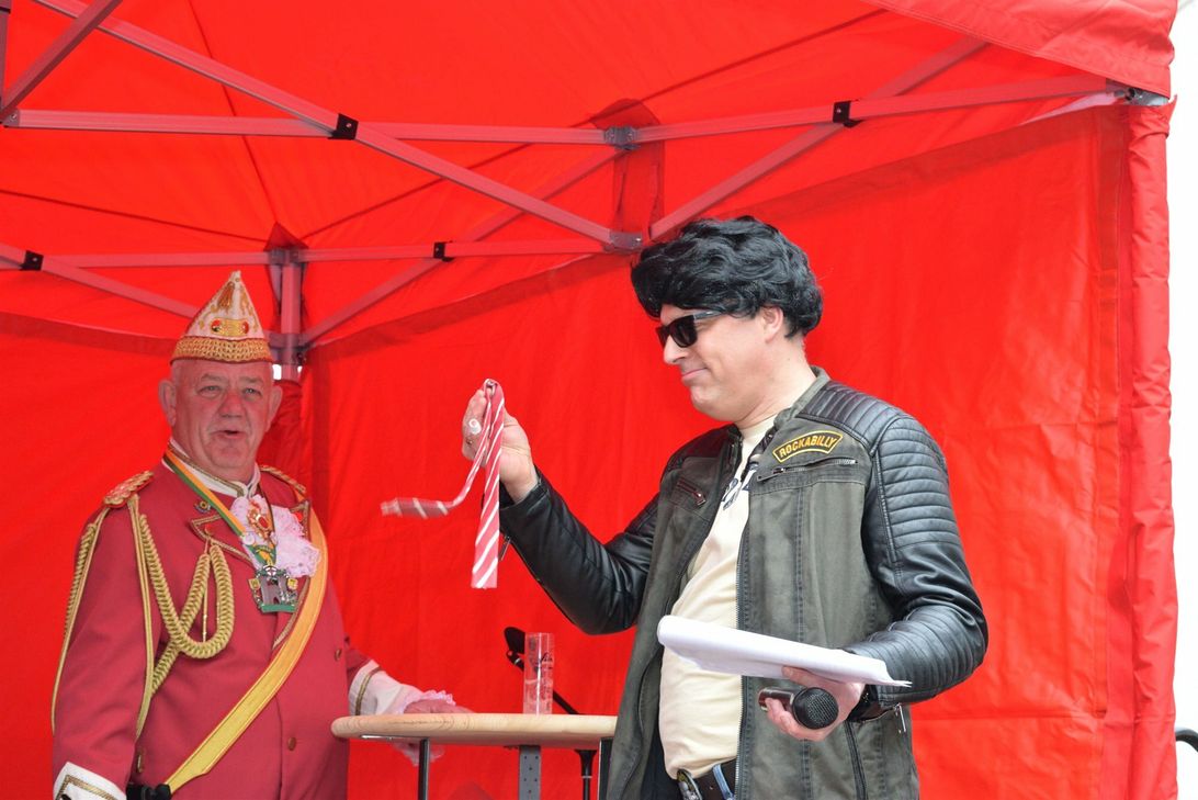 Bürgermeister Ulf Hürtgen trauert um seine Krawatte.