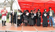 Simon Deuster von der Prinzengarde Zülpich begrüßte die Möhnen und den Bürgermeister auf der Bühne.