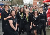 Das Kollegium des städtischen Kindergartens Hoven feierte mit, natürlich im Gruppen-Kostüm.