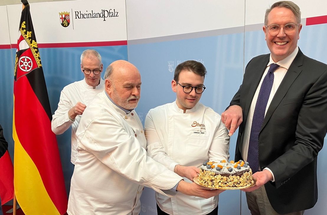 Mit einem leckeren veganen Schokokuchen überraschte Johannes Dhein den Ministerpräsidenten.