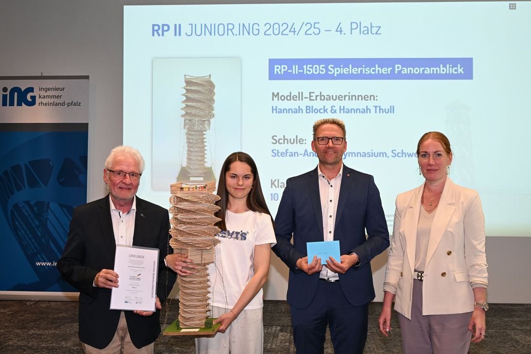 Kammerpräsident Dr.-Ing. Horst-Lenz (l.) und die Jurymitglieder Volker Tschiedel, Bildungsministerium Rheinland-Pfalz (3.v.l.) sowie Dipl.-Ing. (FH) Katharina Häuser, Kammervorstand (r.) beglückwünschten Hannh Thull (2.v.l.) zum 4. Platz in der Altersklasse II. Die Erbauerin Hannah Block war nicht anwesend.