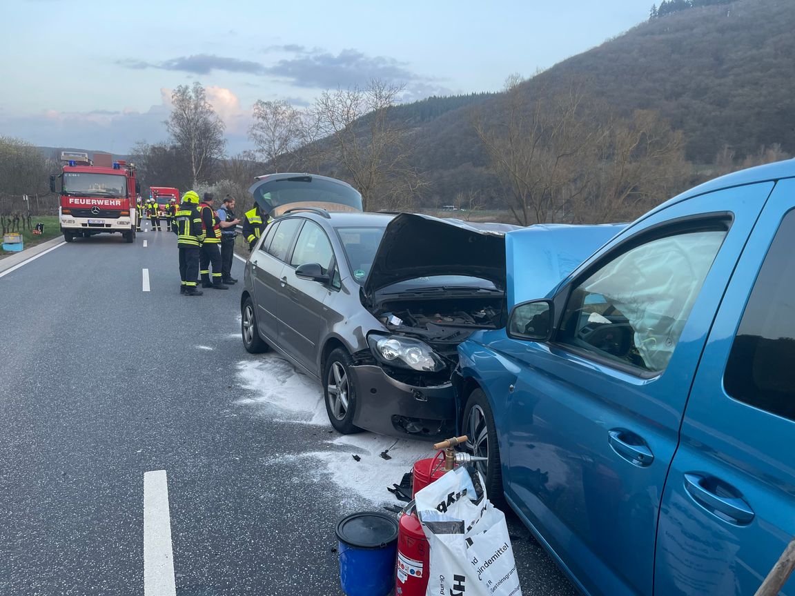 Zwei Autos prallten zwischen Cochem und Valwig frontal zusammen.