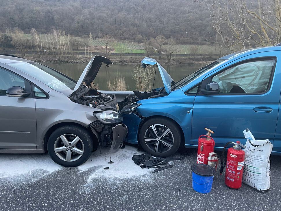 Zwei Autos prallten zwischen Cochem und Valwig frontal zusammen.