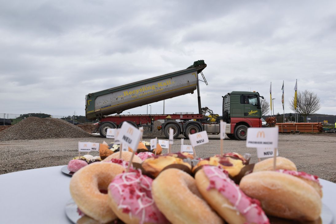 Auch während des Spatenstichs wurde auf der Baustelle gearbeitet, schließlich soll im Juli alles fertig sein.