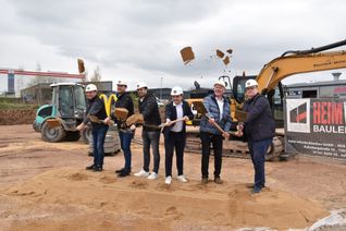 Spatenstich im Monzenbend Kommern - und sie standen bereit (v.li.): Erich Meier, Bürgermeister Michael Fingel, Christian Habrich, Filialbetreiber Mats Riepenhausen sowie Jörg Walleshauser und Peter Schürger von McDonald‘s.