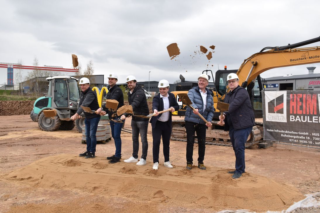 Spatenstich im Monzenbend Kommern - und sie standen bereit (v.li.): Erich Meier, Bürgermeister Michael Fingel, Christian Habrich, Filialbetreiber Mats Riepenhausen sowie Jörg Walleshauser und Peter Schürger von McDonald‘s.