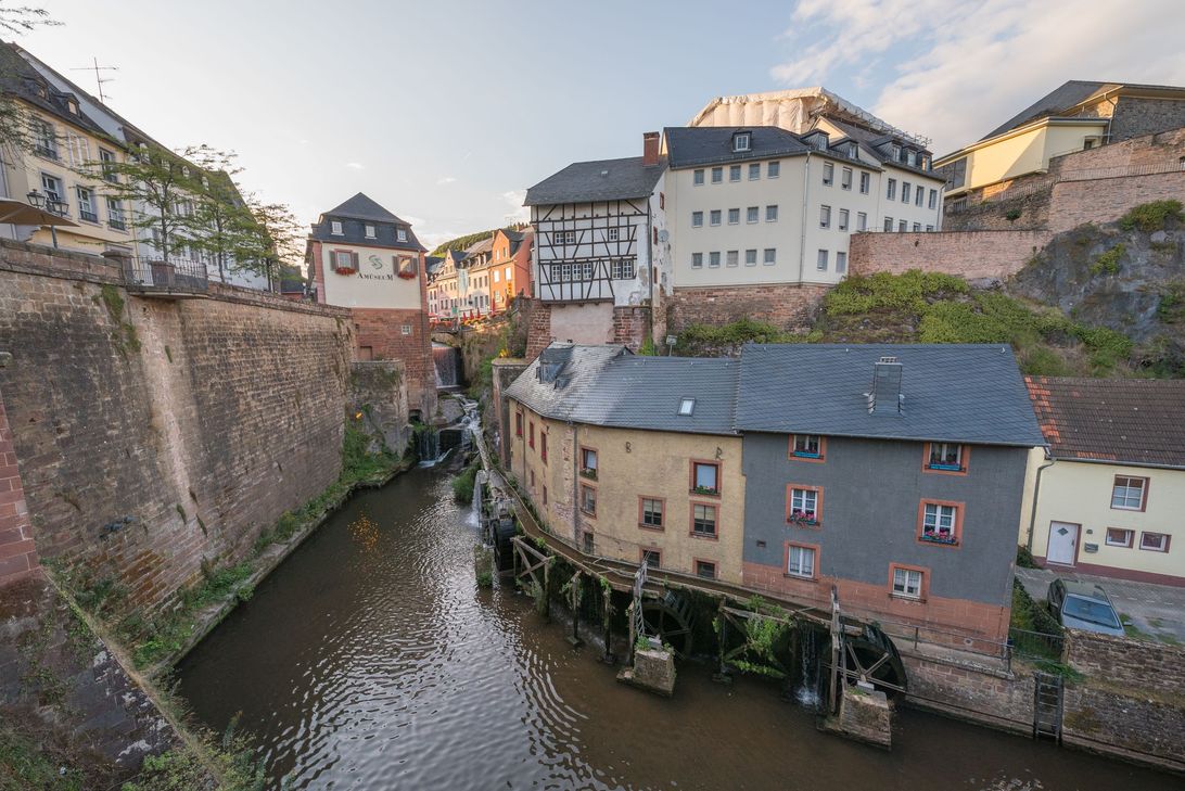 Blick auf den Wasserfall in Saarburg.