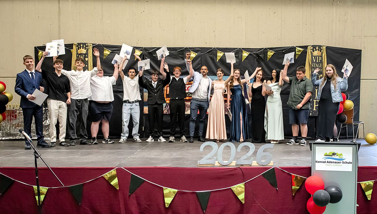 Die Schülerinnen und Schüler der 9a der Realschule Treis-Karden feiern ihren Abschluss und blicken auf eine schöne Schulzeit zurück.