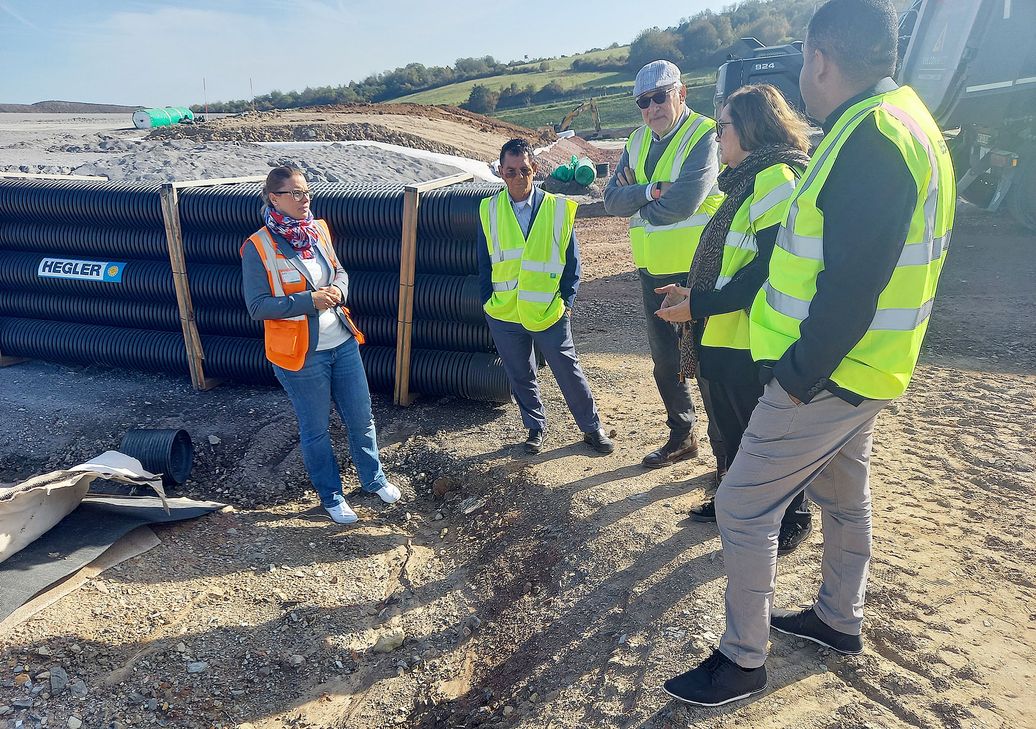 Ellen Reichert (A.R.T.) führt Júlio António Lopes dos Reis, Bürgermeister der Insel Sal, Professor Gerhard Rettenberger, Dr. Maria Duran-Kremer (Vorsitzende „Trier international und weltoffen“ e.V.) sowie den Stadtratsvorsitzenden Nuno Lopes (r.) über das Entsorgungs- und Verwertungszentrum Mertesdorf, wo derzeit verschiedene Bauarbeiten stattfinden.