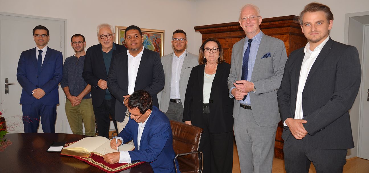 Im Trierer Rathaus trug sich Bürgermeister Lopes dos Reis (Bild unten Mitte) zudem im Beisein von OB Wolfram Leibe (2. v. r.) ins Gästebuch ein. Mit dabei waren auch Dr. Maria Duran-Kremer (3. v. r.) und Professor Gerhard Rettenberger (3. v. l.) von Trier international und weltoffen“ e.V., und Stadtratsvorsitzender Nuno Lopes (4. v. r.) sowie Michael Sohn (Stadtverwaltung), Dr. Eike Ziegler (Ökobit GmbH), Tobias Jodes (Steil Entsorgung GmbH) und Dr. Philip Schmit (Stadtwerke, v. l.).