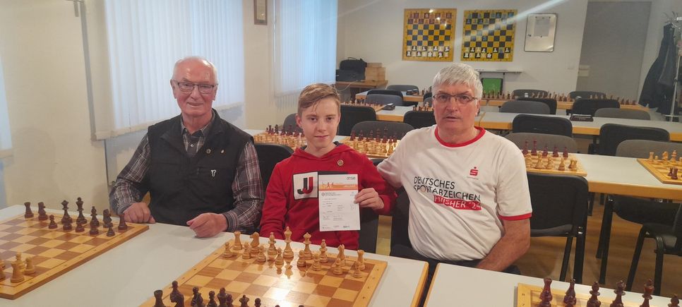 Matthias Klinkner überreicht Ben Schüller (mitte) die Urkunde zum Deutschen Sportabzeichen im Gold im Beisein von Gerold Laux (links)