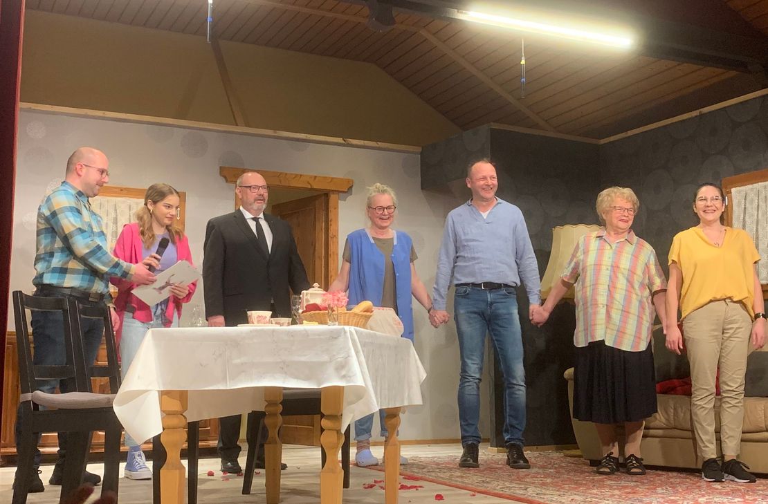 Die Aktiven der Heimatbühne Wawern von der Aufführung im letzten Jahr mit der Initiatorin Irmtraud Weber, die seit 30 Jahren mit dabei ist. Auf dem Bild 2. von rechts.