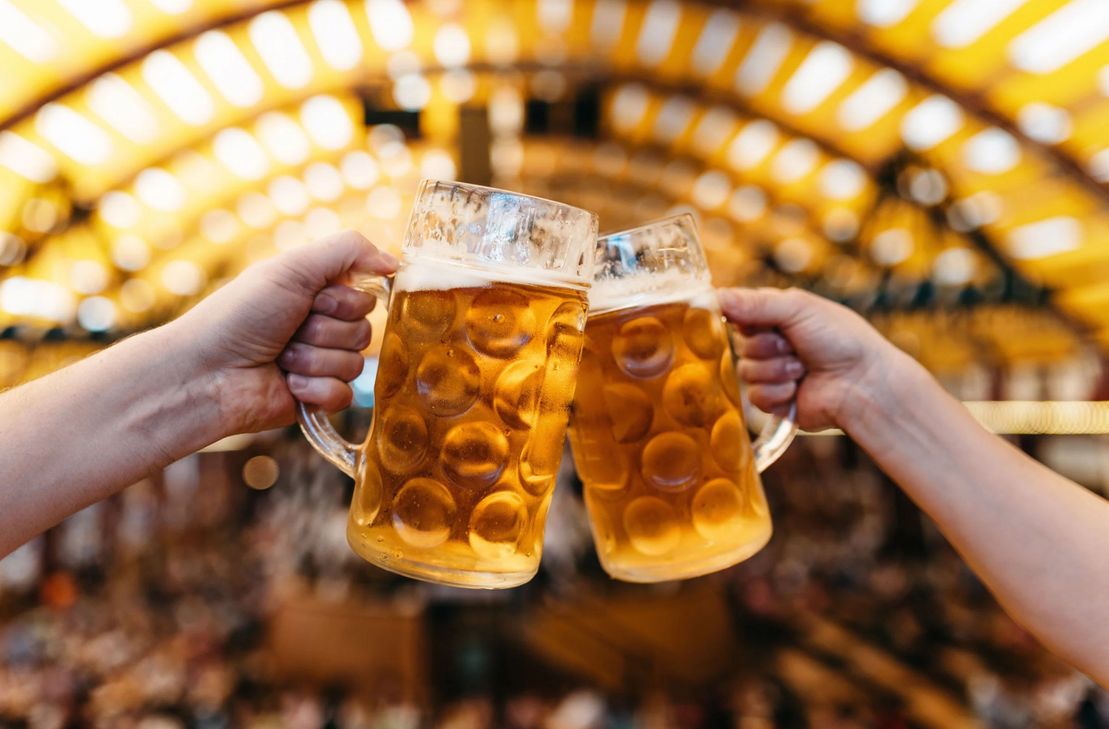 Dirndl, Lederhosen und jede Menge Bier halten ab dem 23. Oktober Einzug in das Festzelt auf dem Bitburger Flugplatz. Mit dem ersten "Bitburger Oktoberfest" feiern die Bitburger wie in Bayern.