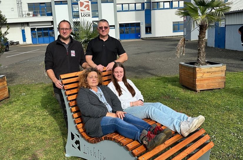 Ausbildungsleiter Marc Schneider (hinten links), Personalleiter Michael Presser (hinten rechts), Betriebsratsvorsitzende Kerstin Fugmann (vorne links) und Gewinnerin Lisa Ströbel (vorne rechts).