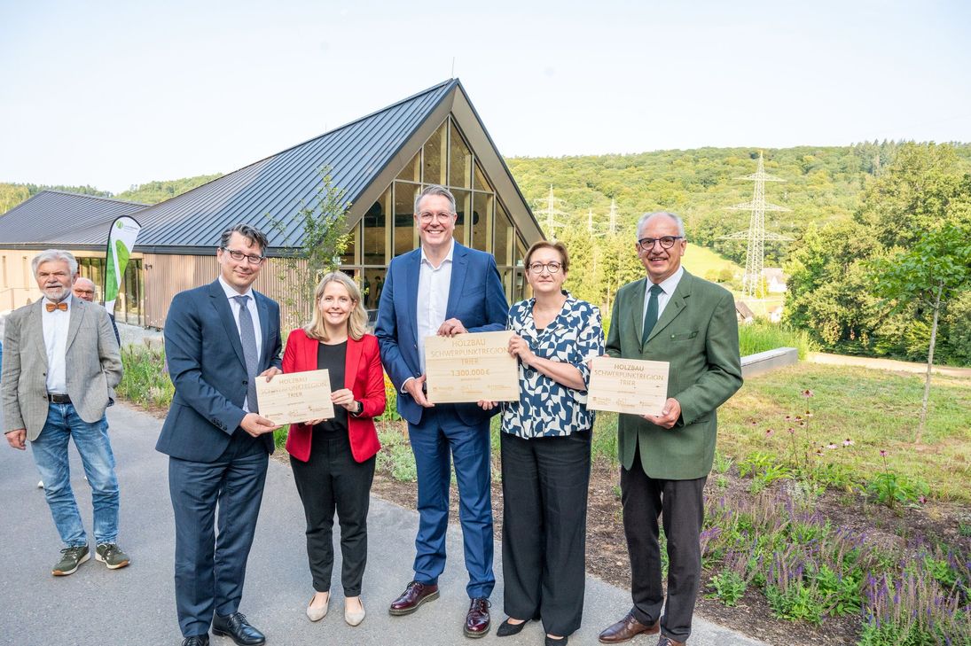 Staatssekretär Michael Hauer, MdB Verena Hubertz, Ministerpräsident Alexander Schweitzer und Bundesbauministerin Klara Geywitz überreichen Forstamtsleiter Gundolf Bartmann (von links) den Förderbescheid in Höhe von insgesamt 1,3 Mio. Euro.