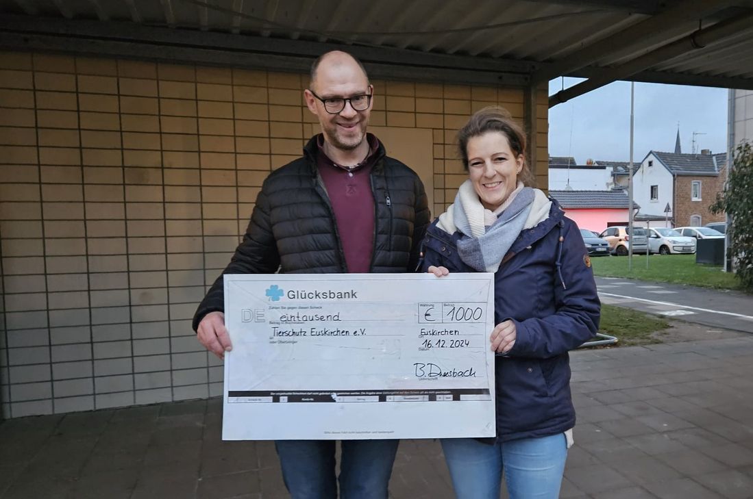 Schulleiter Björn Dreesbach (li.) überreichte den symbolischen Spendenscheck an Julia Pütsch (re.) vom Tierschutz Euskirchen e.V..