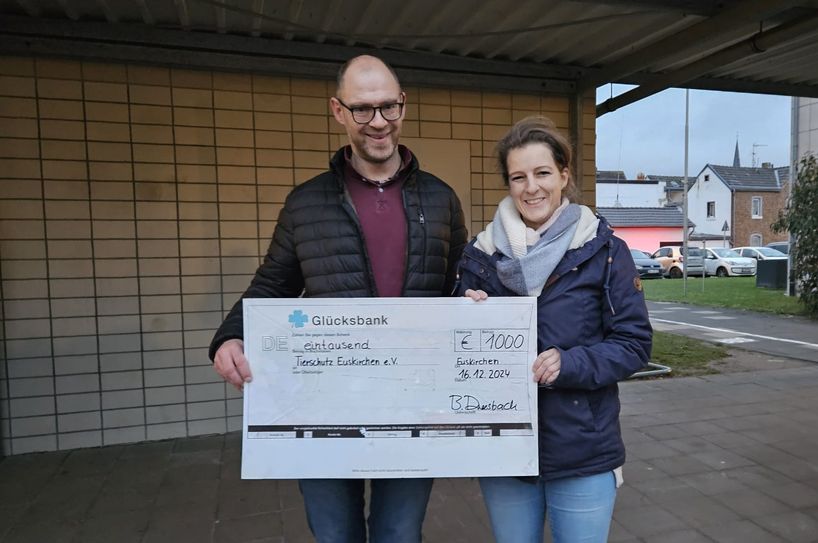 Schulleiter Björn Dreesbach (li.) überreichte den symbolischen Spendenscheck an Julia Pütsch (re.) vom Tierschutz Euskirchen e.V..