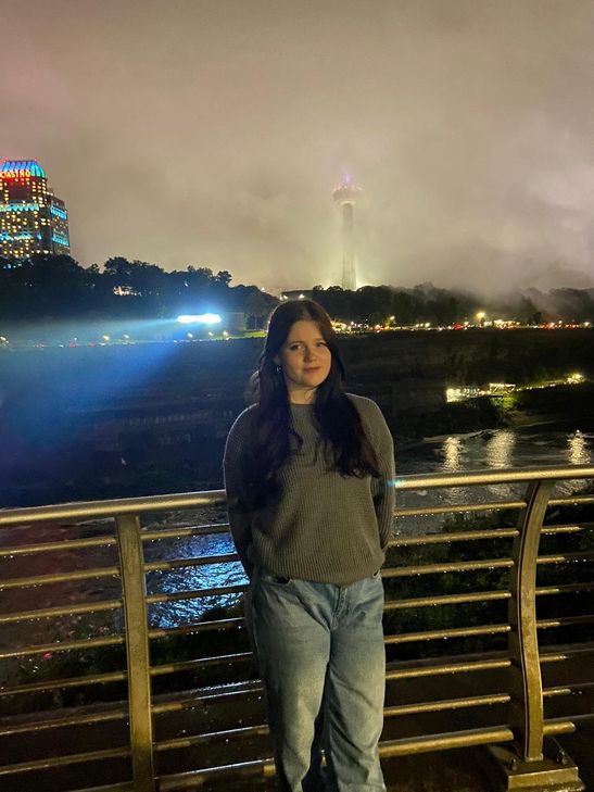 Unser Foto zeigt Amelie vor den Niagarafällen in New York mit Blick auf die kanadische Seite.