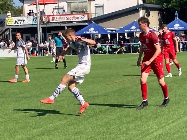 Immer einen Tick eher am Ball waren die Mendiger (weiße Trikots) im Duell mit der SG Schneifel.