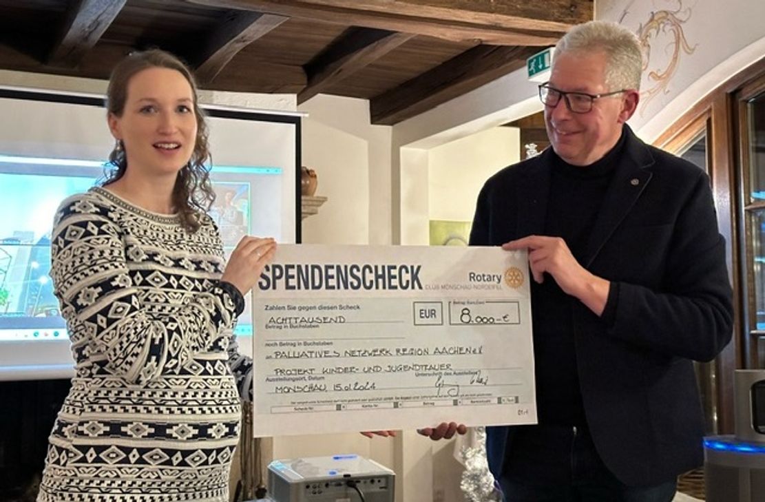 Thomas Zehnpfennig überreicht 8000 Euro der Nordeifeler Rotarier an Esther Mann vom Palliativen Netzwerk für die Region Aachen.