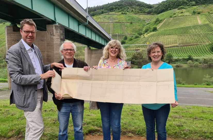 Treffpunkt Reiler Brücke: Die Künstlerin Alexa Strohschein (2.v. re.) Aquarellmaler Heinz Butzen (2.v.li..), Bürgermeister Marcus Heintel (li.) und die Reiler Bürgerin Dagmar Barzen (re.)  präsentieren das Kunstprojekt.