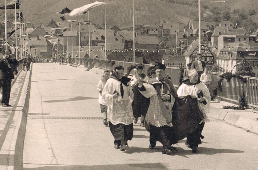 Das historische Foto wurde 1954 aufgenommen, anlässlich der feierlichen Einweihung der Reiler Brücke mit Pfarrer Klein.