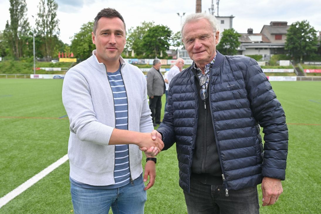 , die Mannschaft von Trainer Damir Mrkalj hat eine souveräne Saison gespielt. Und der Trainer bekam jetzt höchstes Lob für seine Arbeit, von einem der großen des deutschen Fußballs. Bei der Pressekonferenz für das Spiel der Lottoelf am 11.Juni in Mendig gratulierte ihm kein Geringerer als Hans-Peter Briegel, Europameister 1980, Vizeweltmeister 1982 und 1986 und selbst ein erfolgreicher Trainer.