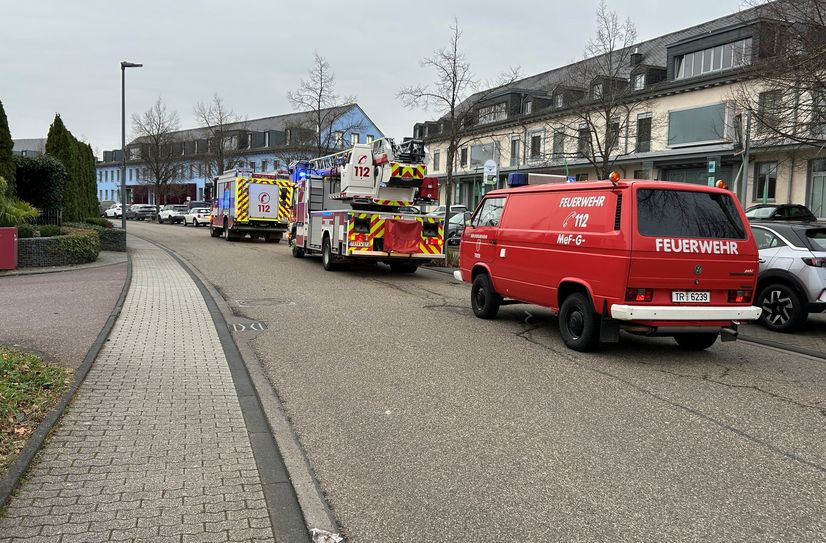 Mehrere Einsatzfahrzeuge standen bereit.