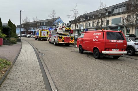 Mehrere Einsatzfahrzeuge standen bereit.