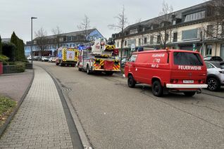 Mehrere Einsatzfahrzeuge standen bereit.