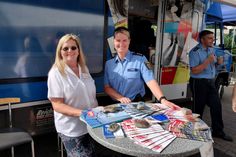 Das Foto zeigt Berater*innen der Polizei in Bezug rund um das Thema Einbruchsschutz.