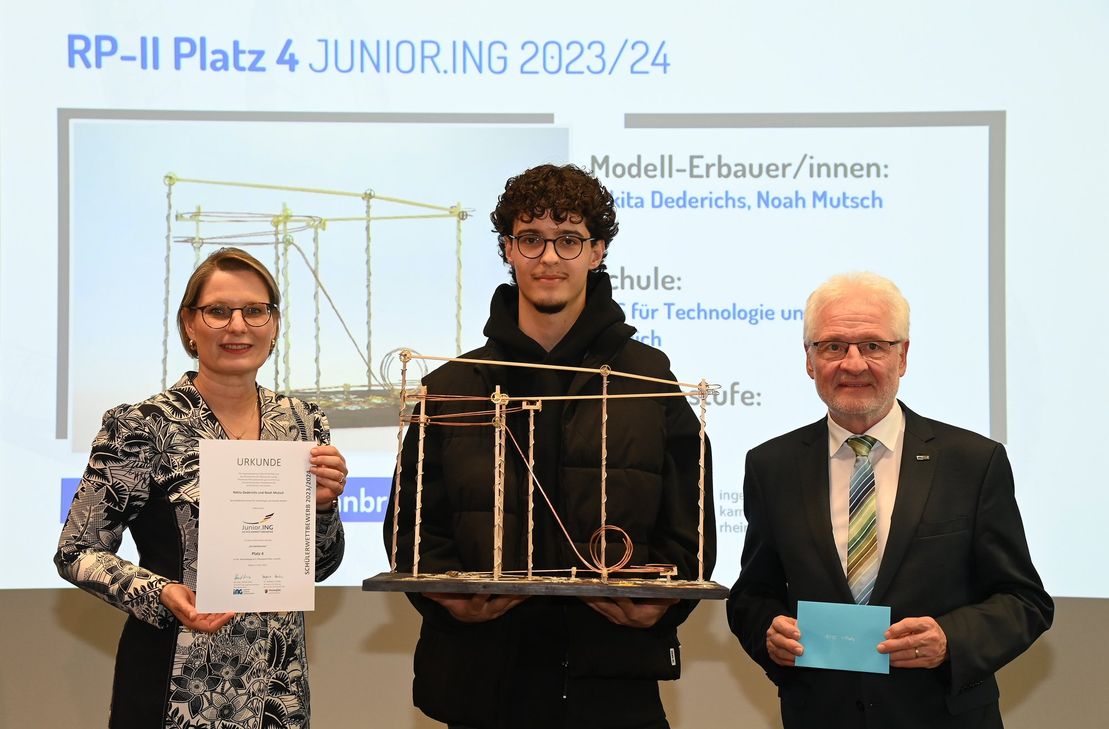 Bildungsministerin Dr. Stefanie Hubig (li.) und Kammerpräsident Dr.-Ing. Horst Lenz (re.) gratulierten Noah Mutsch zum viertenPlatz in der Alterskategorie II und überreichten ihm 50 Euro Preisgeld sowie seine Urkunde. Nikita Dederichs
war bei der Verleihung nicht anwesend.