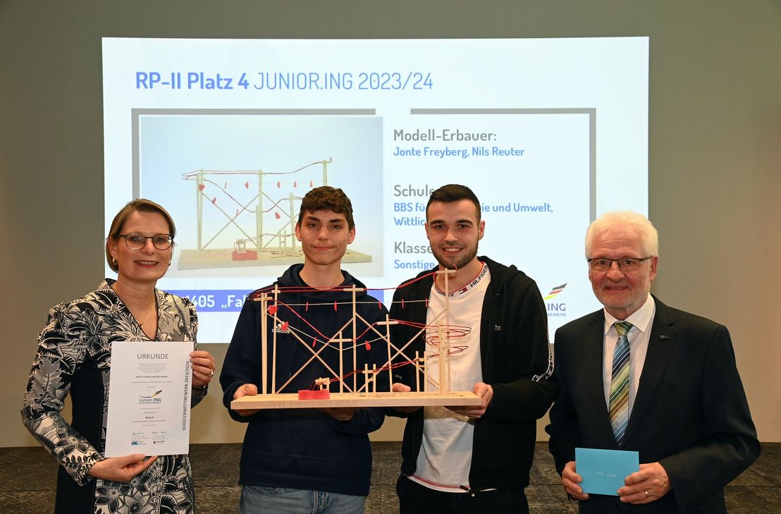 Bildungsministerin Dr. Stefanie Hubig (li.) und Kammerpräsident Dr.-Ing. Horst Lenz (re.) ehrten Jonte Freyberg (2.v.l.) und Nils Reuter. Sie erreichten den vierten Platz in der Alterskategorie II und erhielten 50 Euro Preisgeld und ihre Urkunden.