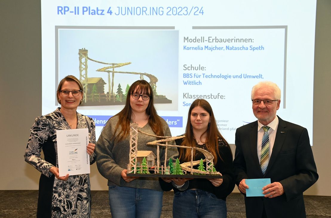 Bildungsministerin Dr. Stefanie Hubig (li.) und Kammerpräsident Dr.-Ing. Horst Lenz (re.) gratulierten Kornelia Majcher (2.v.l.) und Natascha Speth zum vierten Platz in der Alterskategorie II und überreichten ihnen 50 Euro Preisgeld und ihre Urkunden.