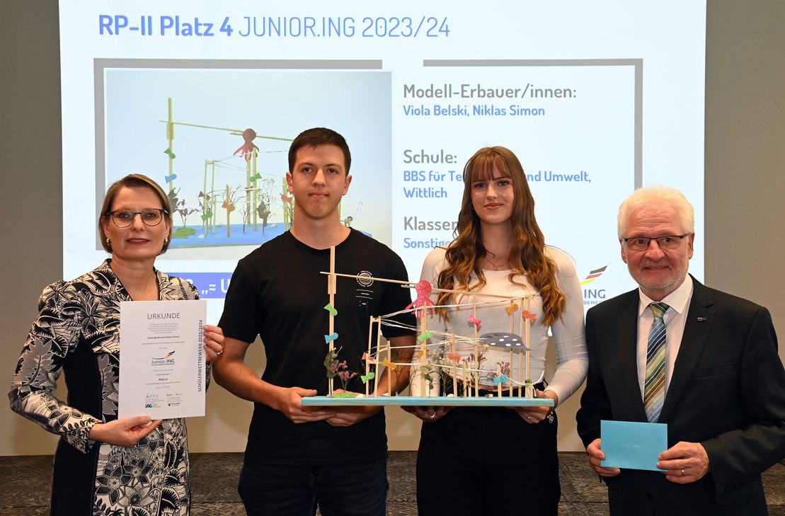 Bildungsministerin Dr. Stefanie Hubig (li.) und Kammerpräsident Dr.-Ing. Horst Lenz (rechts) ehrten Niklas Simon
und Viola Belski zum 4. Platz in der Alterskategorie II und
überreichten ihnen das Preisgeld und ihre Urkunden.