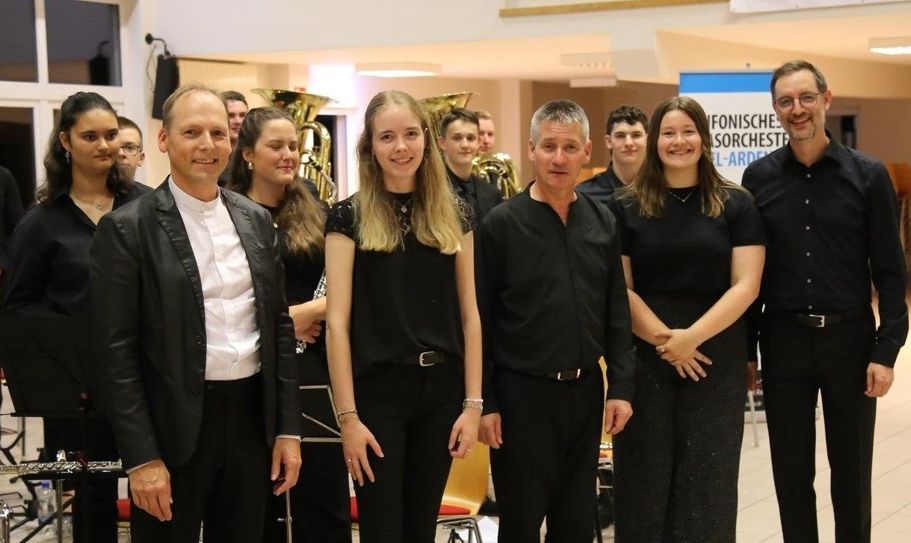 Im Bild (vordere Reihe von links): Gastdirigent Romain Kerschen, Nele Balleyer, Musikalischer Leiter Daniel Heuschen, Hannah Roppes und Gastdirigent Tim Kleren.