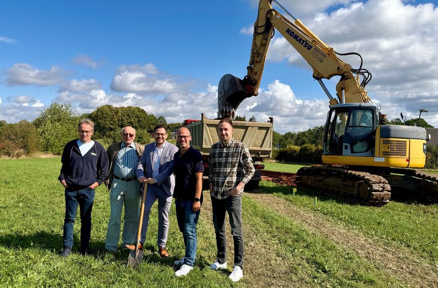 Beim symbolischen ersten Spatenstich (v.r.): Von der Gemeinde Kall Projektleiter Nicolas Pütz, der Allgemeine Vertreter Markus Auel und Bürgermeister Emmanuel Kunz sowie Ortsvorsteher Hans Reiff und der Unternehmer Markus Schäfer.