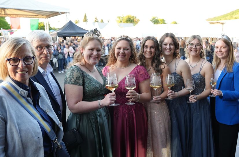 V.l.: Christiane Horsch (Bürgermeisterin VG Schweich) -> Reinhard Müller (Schirmherr, Geschäftsführer des Industrieparks der Region Trier) -> Hannah I (neue Weinkönigin) -> Lara (Weinprinzessin und Schwester der Weinkönigin) -> Nele I (scheidende Weinkönigin) -> Lara und Clara (scheidende Weinprinzessin)