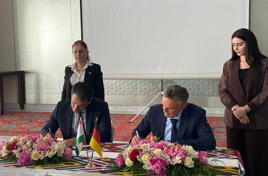 Abdulkosim Valiev (CEO Somon Air, links) und Rüdiger Franke (CEO TRIWO Hahn Airport) unterzeichnen die Absichtserklärung.