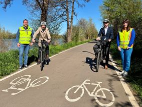 Freie Fahrt auf der neuen Pendler-Rad-Route in Konz; v.l.: Tiefbauamtsleiter Kai Catrein, Bürgermeister Guido Wacht, der hauptamtliche Beigeordnete Marcel Dawen und die projektbegleitende Mitarbeiterin Michelle Schmitt