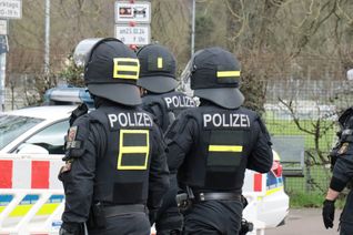Symbolfoto Polizeikräfte vor dem Moselstadion