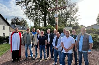 Pfarrer Michael Stoffels hat das neue Kreuz, das der »Lehmschwalben«-Elferrat auf dem Pfarrer-Denis-Platz errichtet hat, eingesegnet.