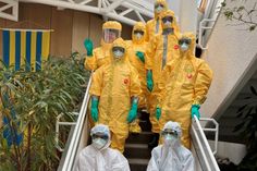 Das Gesundheitsamt der Kreisverwaltung in Simmern übte den Umgang mit Schutzanzügen.