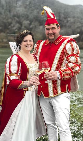 Mit närrischer Regentschaft durch die Session: Prinz Maximilian I. von Vino und Wingert und Prinzessin Cynthia I. von Torten, Törtchen und TK.