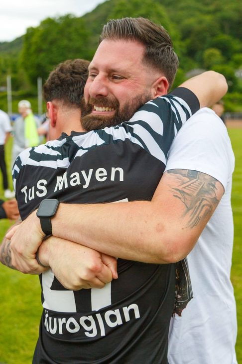 Meistertrainer Marc Steil und Siegtorschütze Artur Kurogjan.