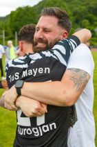 Meistertrainer Marc Steil und Siegtorschütze Artur Kurogjan.